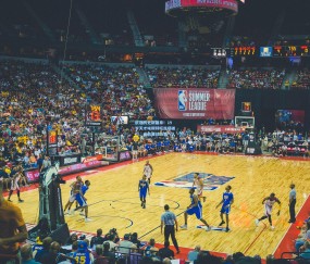 欧冠历史新篇章！19岁天才埃斯特旺连场破门，成南美球员第一人